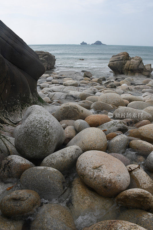 康沃尔Penwith海岸Porth Nanven的巨石